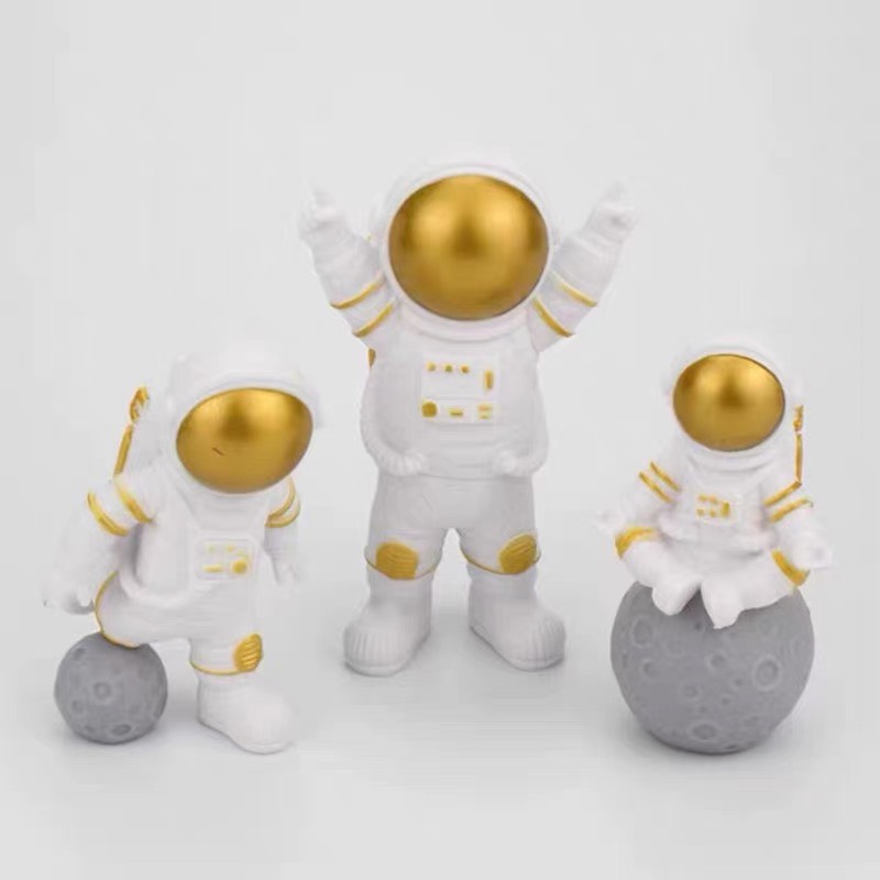 รูปปั้น- ชุดนักบินอวกาศ 3 คนหน้าเหลือง (พลาสติก)