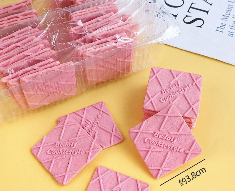 บิสกิตสี่เหลี่ยม - ชมพู (แพ็ค 150 กรัม)