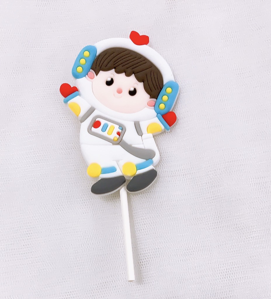 นักบินอวกาศ Baby Plastic - ท่าบินพร้อมยกแขนทั้งสองข้าง