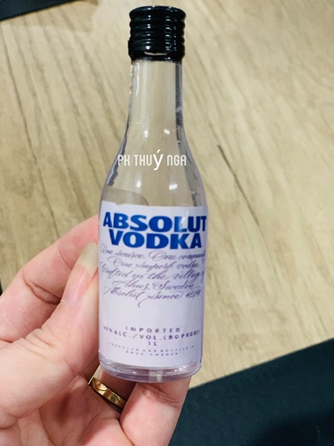 ขวดโวก้าสีขาว