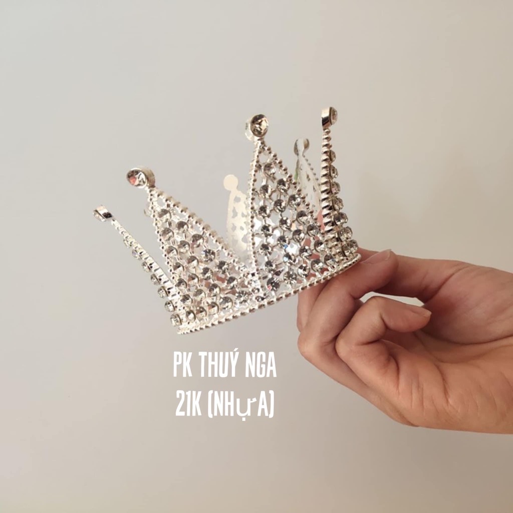 มงกุฏเงินปลายแหลมใหญ่ (พลาสติก) (เส้นผ่านศูนย์กลาง 7.6ซม.)