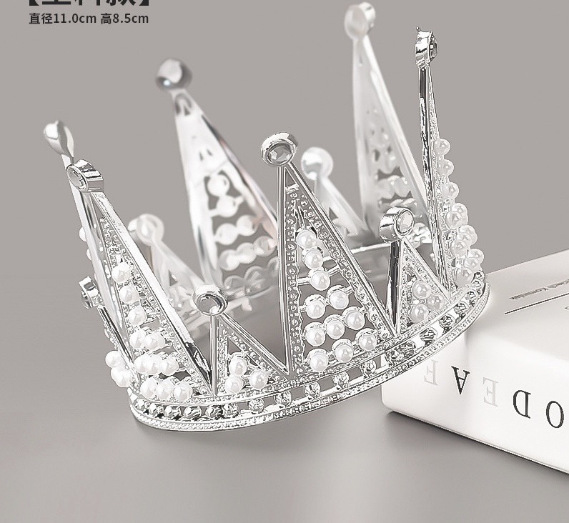 มงกุฏปลายแหลมขนาดใหญ่ สีเงิน (พลาสติก) - เส้นผ่านศูนย์กลาง 11ซม.