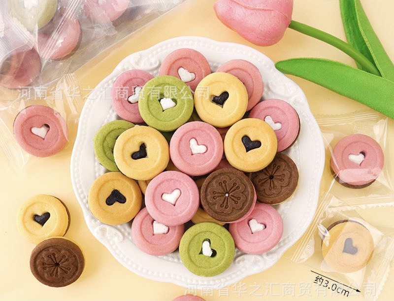 คุกกี้กลมหัวใจสีขาวตรงกลาง - คละสี (บรรจุ 220 กรัม)