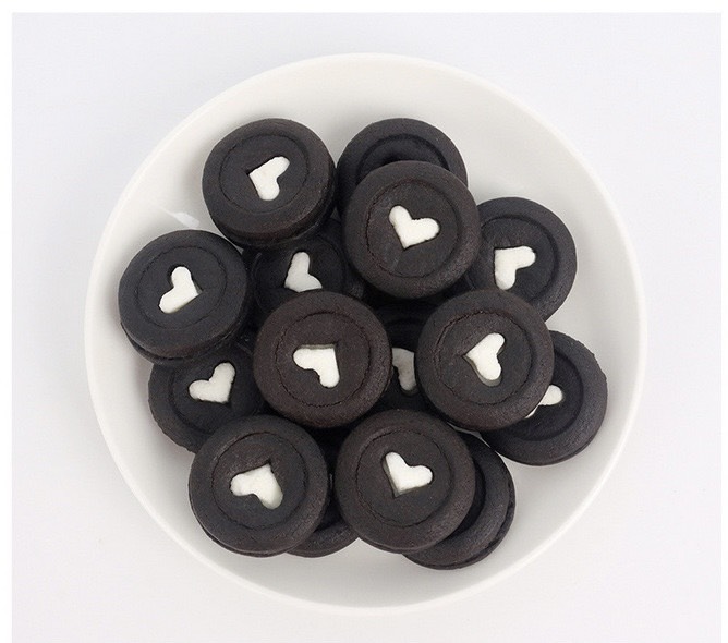 บิสกิตกลมสีดำหัวใจสีขาวตรงกลาง (บรรจุ 220 กรัม)