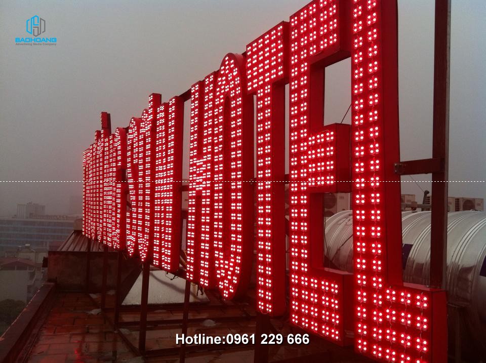 Làm chữ trên nóc nhà