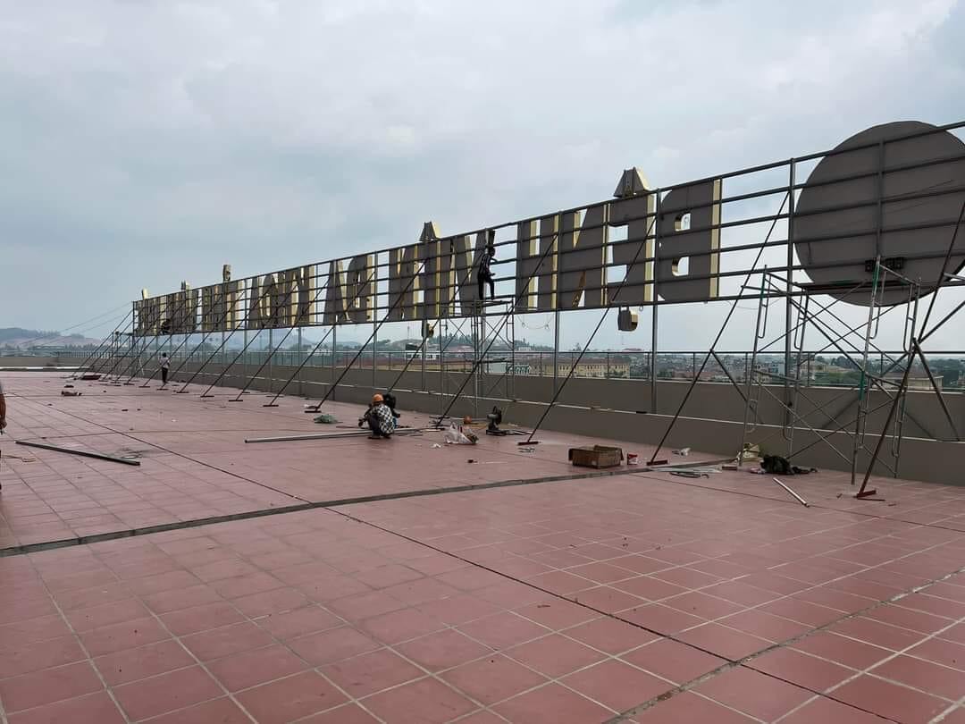 Làm chữ trên nóc nhà