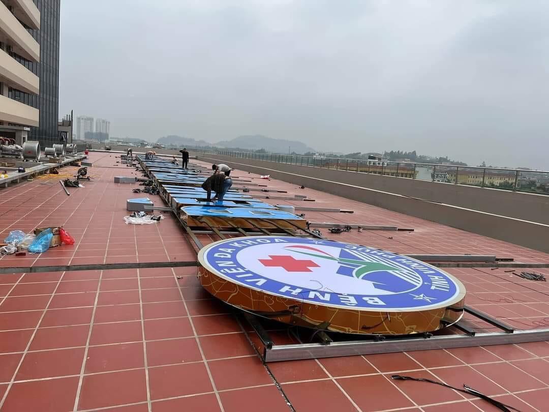 Làm chữ trên nóc nhà