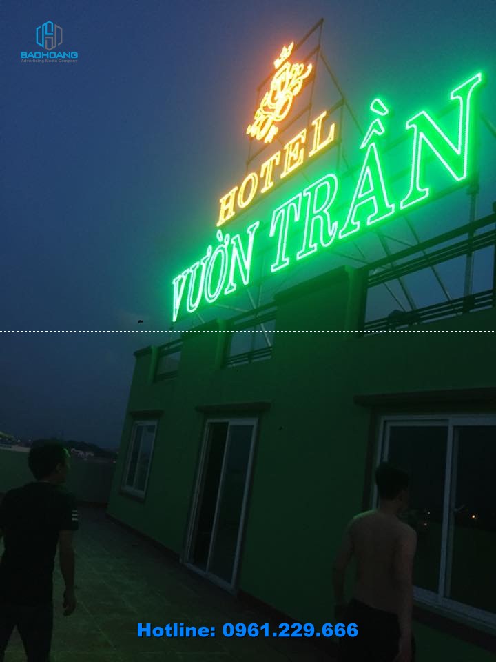 Làm chữ trên nóc nhà