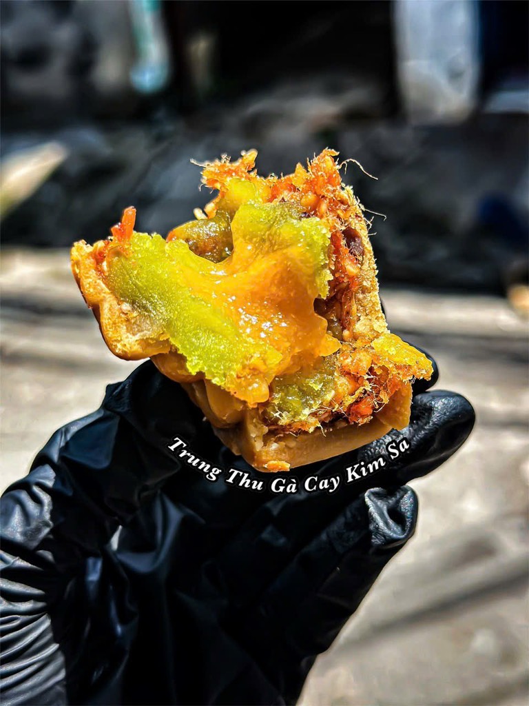 TRUNG THU THẬP CẨM GÀ QUAY KIM SA (cái 200-220gr)