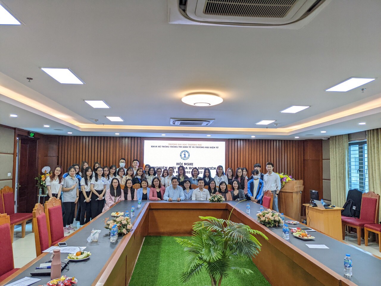 Lễ ra mắt Câu lạc bộ Sinh viên Nghiên cứu khoa học và Khởi nghiệp (SREC)