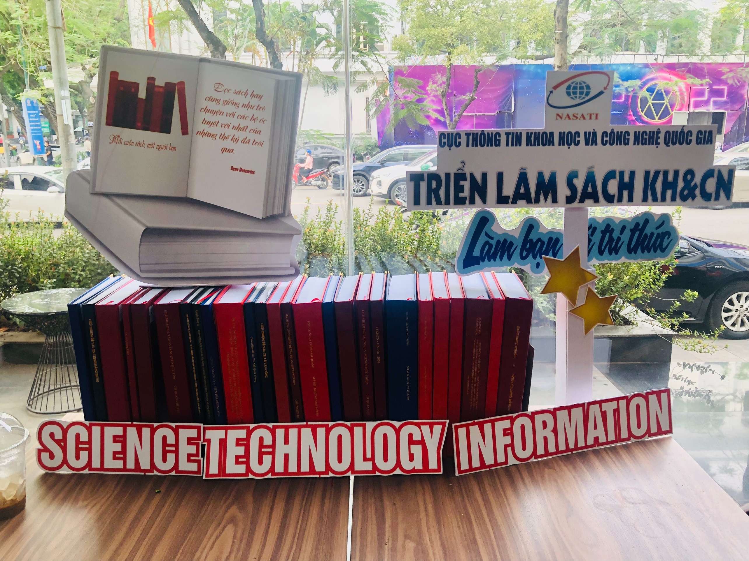 Triển lãm “Sách khoa học và công nghệ với sự phát triển kinh tế xã hội”