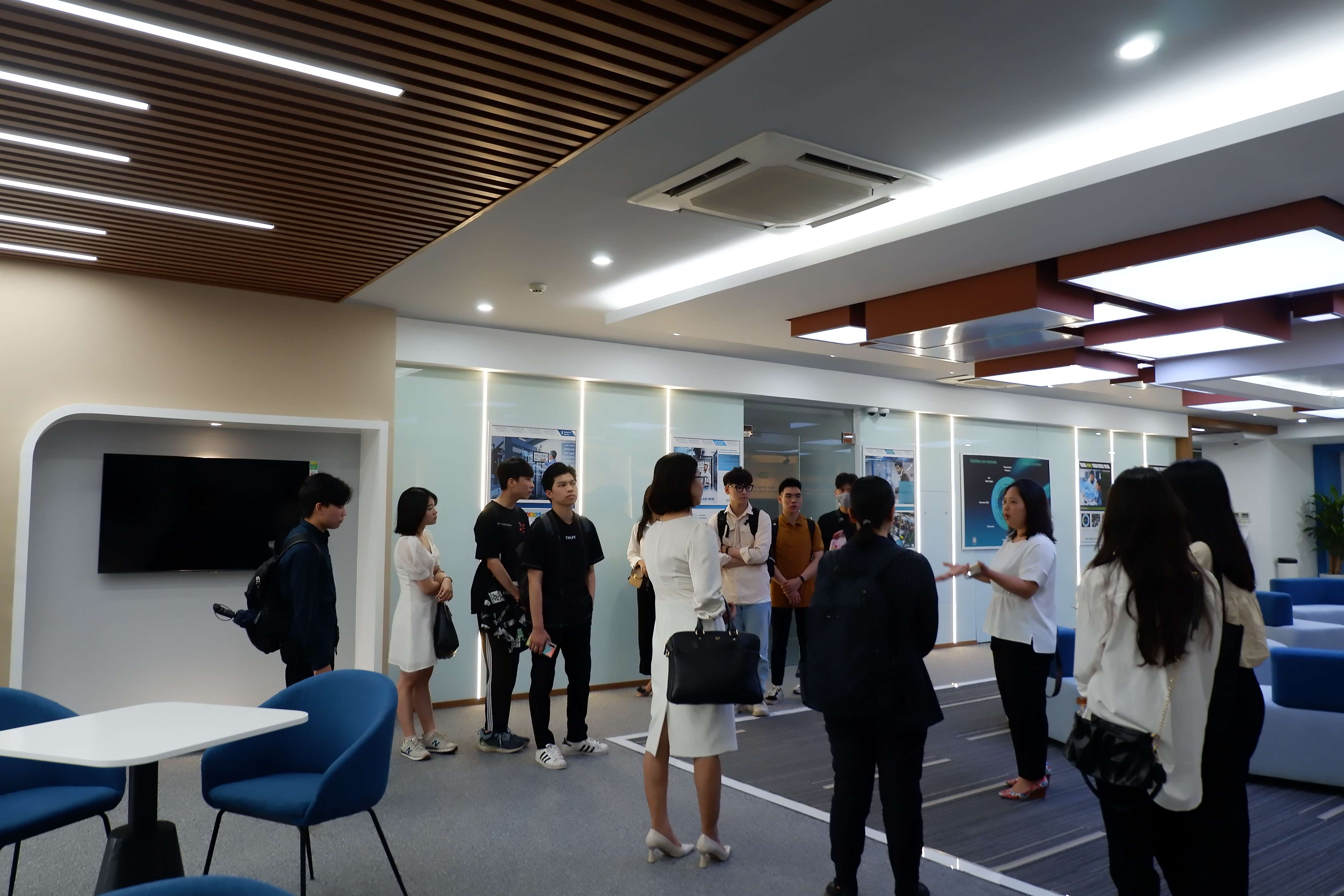 Sinh viên Khoa HTTTKT & TMĐT tham quan môi trường làm việc tại NIC Building