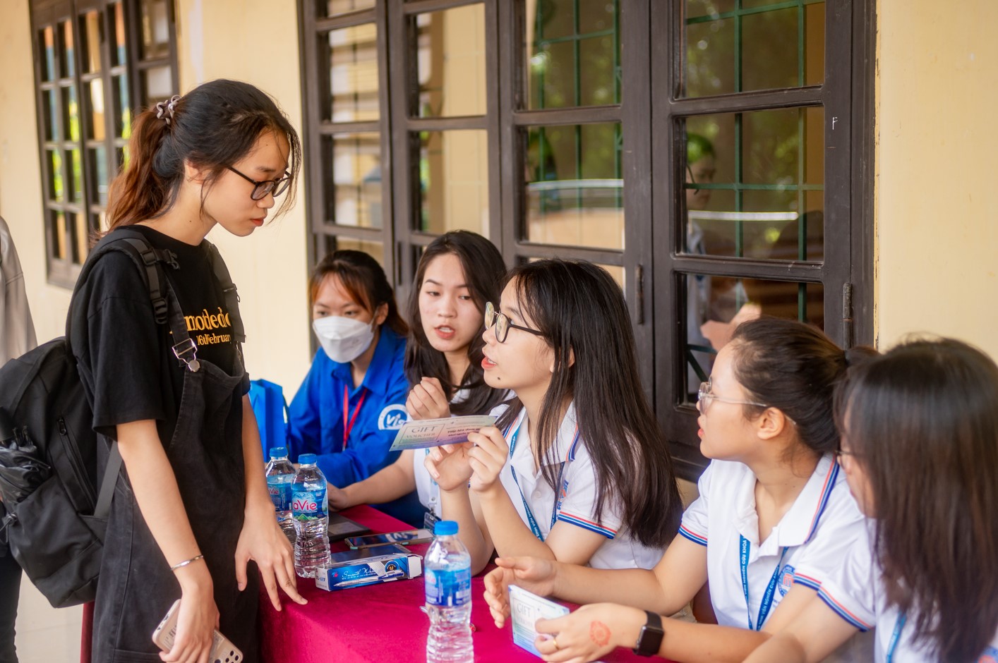 Các bạn sinh viên tại khu vực check-in 