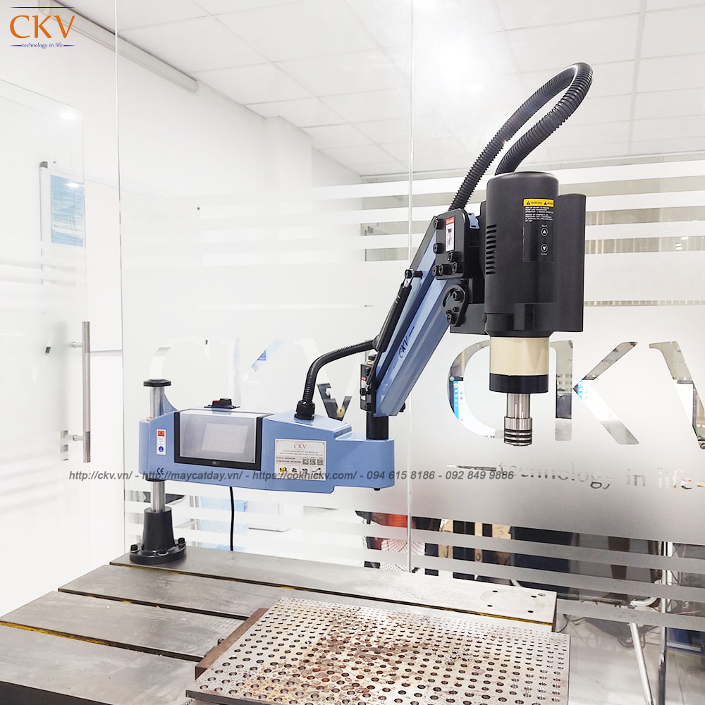 Máy taro tay cần cổ xoay động cơ servo CKV-M16