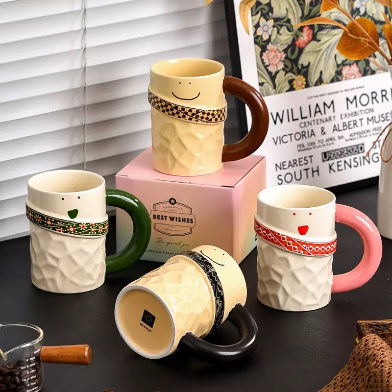 Cốc sứ tay cầm hoạ tiết viền mặt cười 400ml