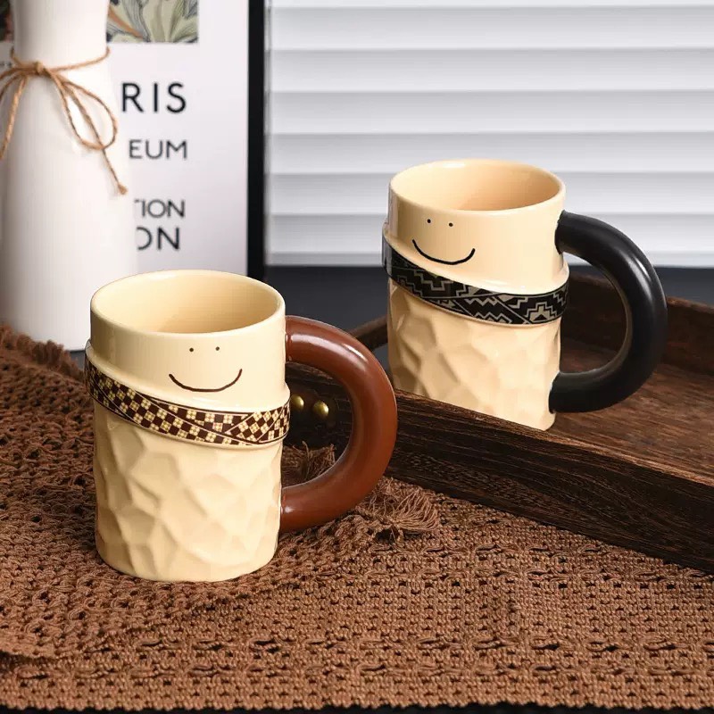 Cốc sứ tay cầm hoạ tiết viền mặt cười 400ml