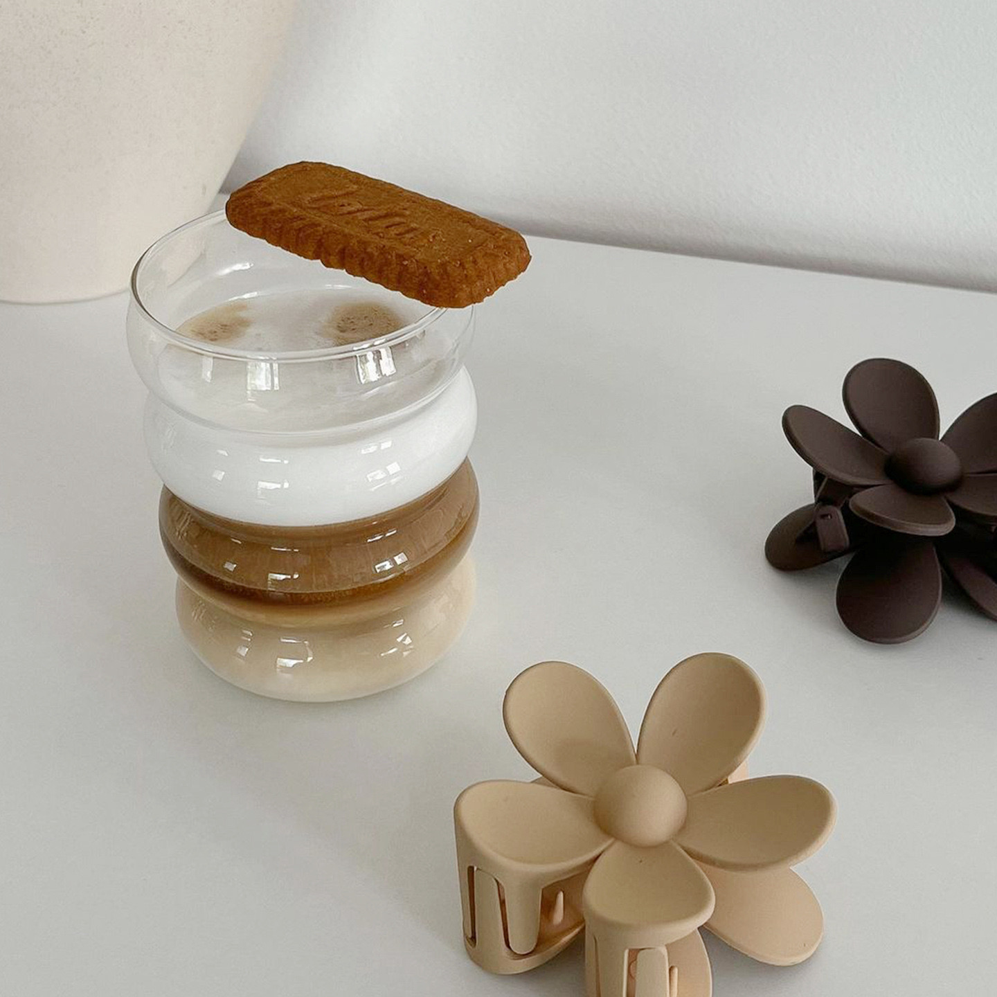 Ly thuỷ tinh hình sâu bướm