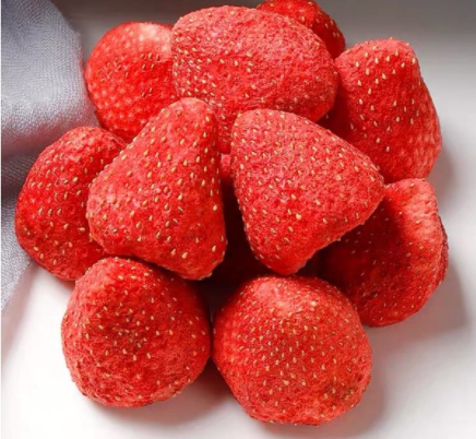 Dâu tây sấy khô giòn - Món ăn vặt lên ngôi trong xu hướng ẩm thực 2026 2 Dâu tây sấy khô giòn – Xu hướng ăn vặt “hot hit” 2026 không thể bỏ lỡ