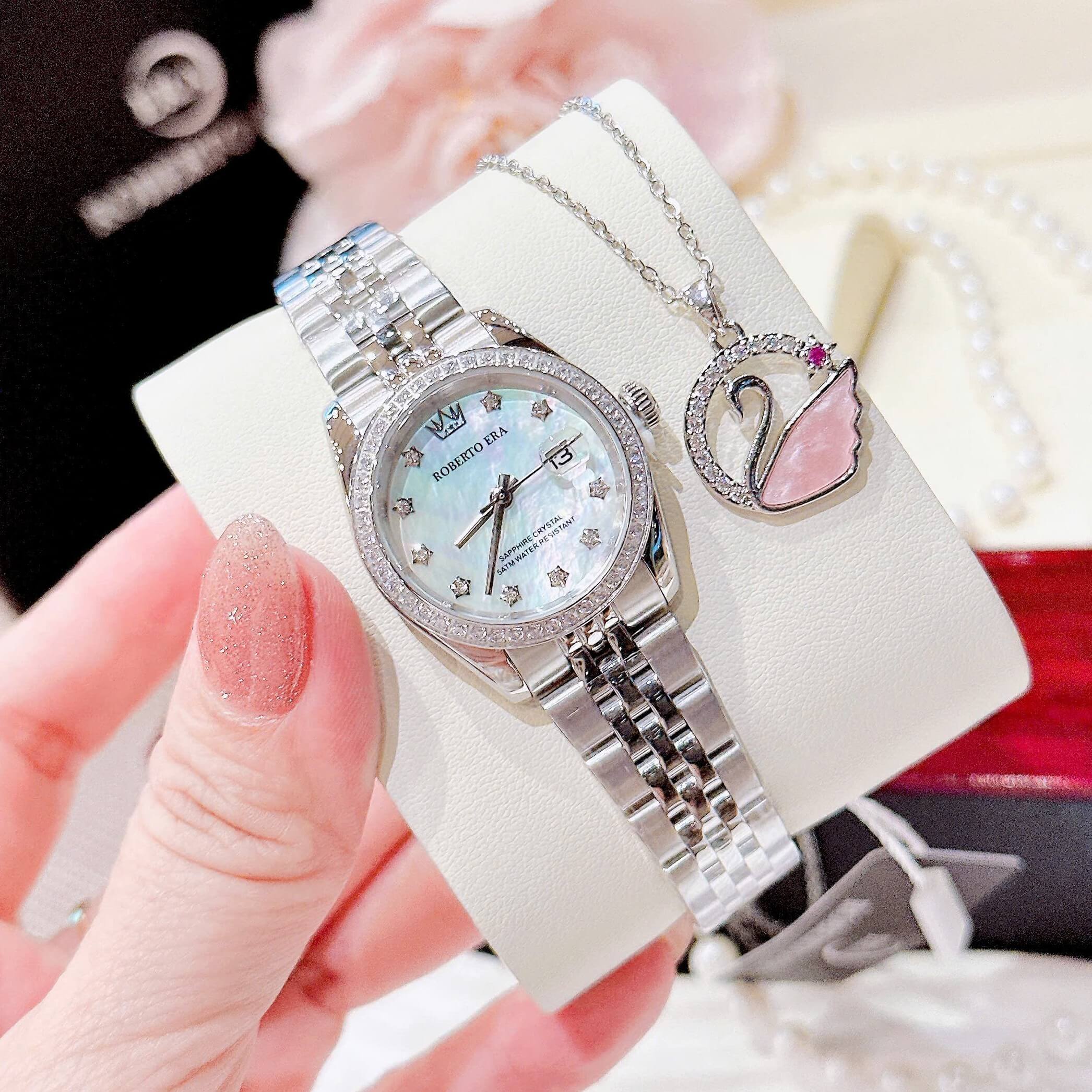 Đồng Hồ Nữ Roberto Era Dây Thép Silver Mặt Xà Cừ Trắng Viền Đá Size 28mm Roberto Era RE120