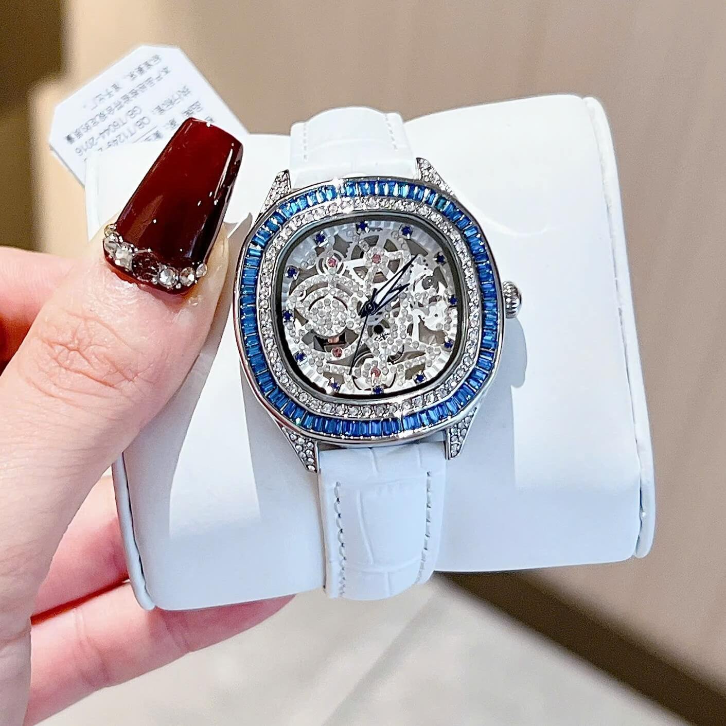 Đồng Hồ Hanboro Nữ Dây Da Trắng Mặt Viền Đá Ruby Xanh Bo Tròn Size 34mm Quartz Japan