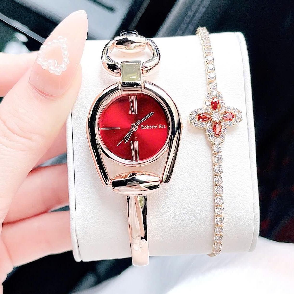 Set Đồng Hồ Lắc Tay Nữ Roberto Era Horsebit Dây Rose Gold Mặt Đỏ Size 28mm - RE9201