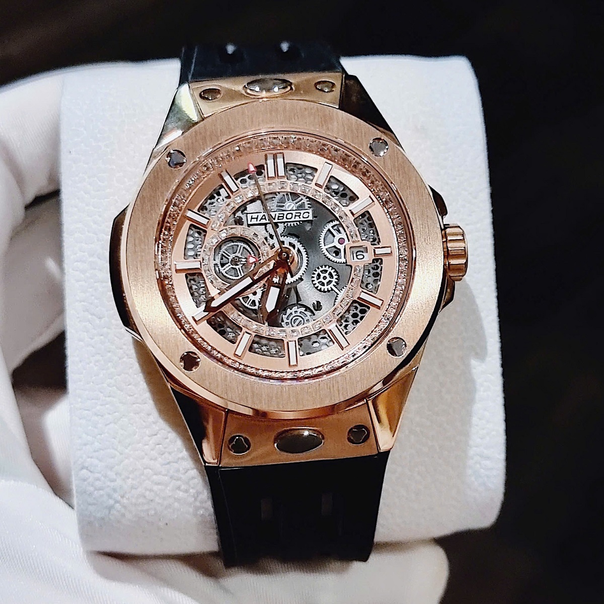 Đồng Hồ Nam Hanboro Máy Tự Động Đính Đá Kim Loại Vàng Hồng Dây Cao Su Đen Size 43mm