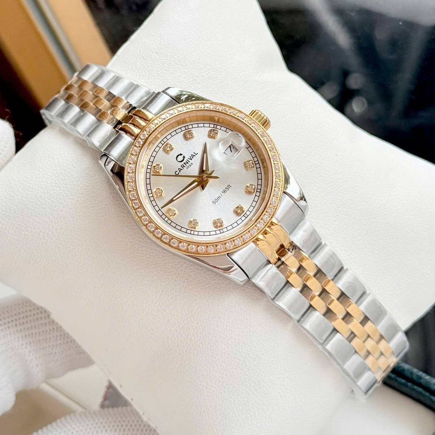 Đồng Hồ Nữ Carnival 8131L2-CV-T Dây Demi Vàng Gold Mặt Trắng Viền Đính Đá Size 31mm Quartz Japan
