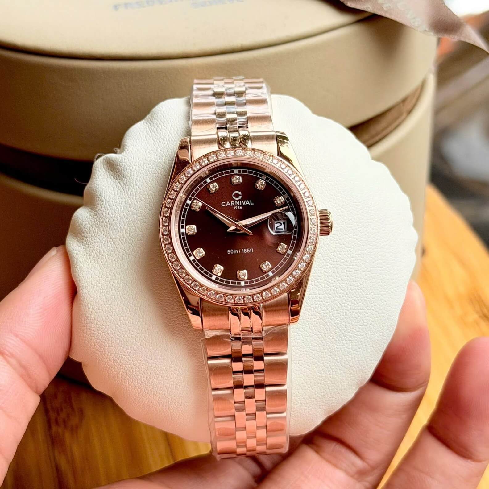 Đồng Hồ Nữ Carnival 8131L2-VH-N Dây Thép Vàng Hồng Mặt Nâu Chocolate Viền Đính Đá Size 31mm Quartz Japan