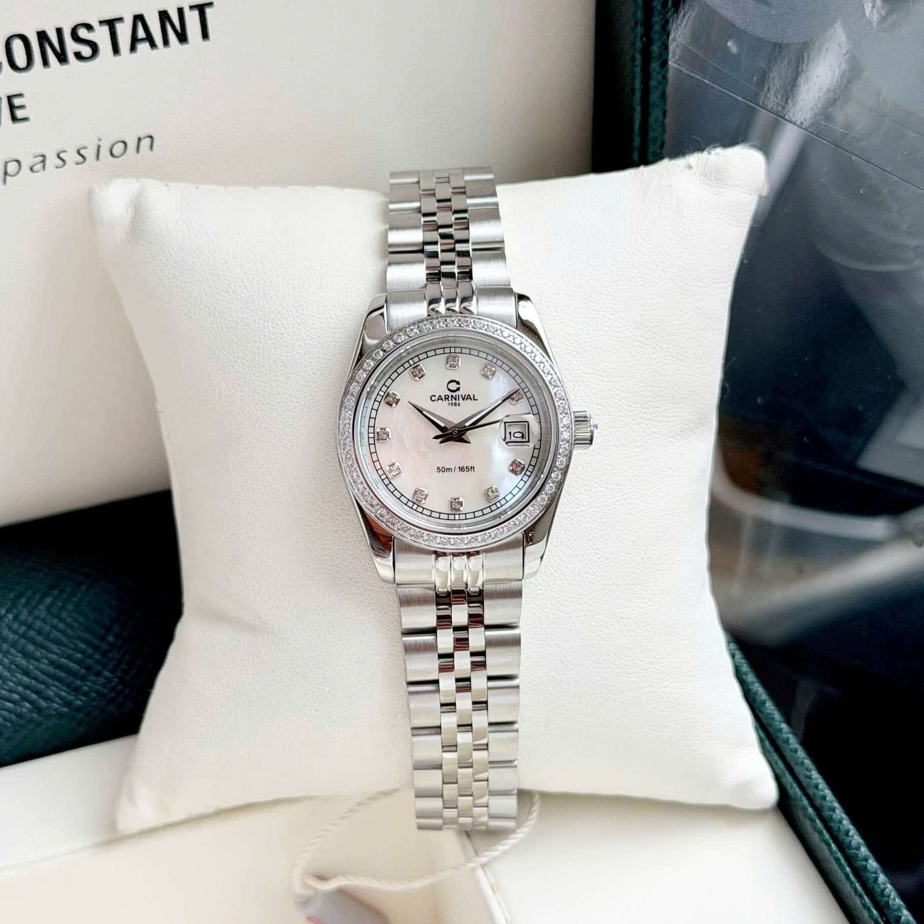 Đồng Hồ Nữ Carnival 8131L2-VT-TK Dây Thép Bạc Mặt Xà Cừ Trắng Viền Đính Đá Size 31mm Quartz Japan