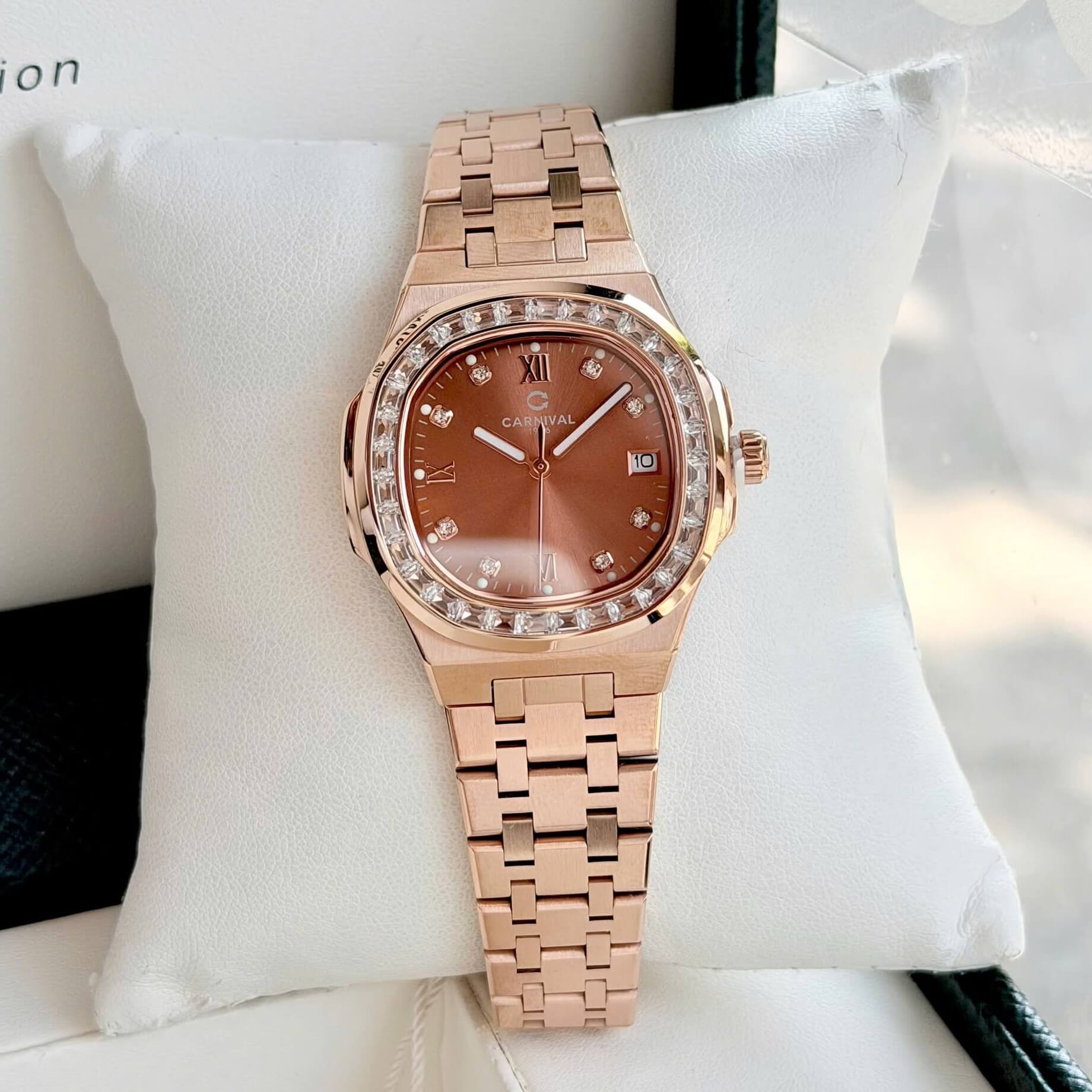 Đồng Hồ Nữ Carnival 8160L2-VH-N Vàng Hồng Mặt Nâu Viền Đá Size 34mm Sapphire
