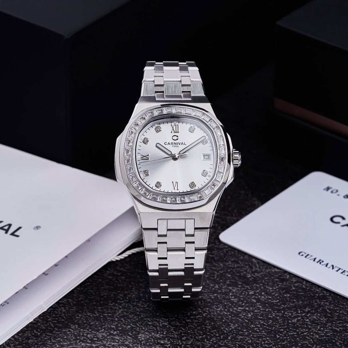 Đồng Hồ Nữ Carnival 8160L2-VT-T Dây Thép Silver Mặt Trắng Viền Đá Size 34mm Sapphire