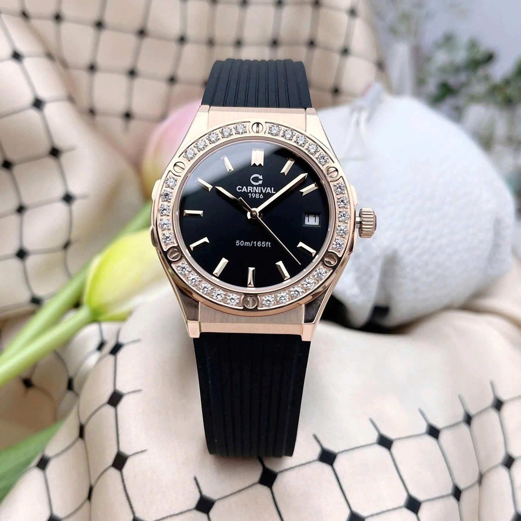 Đồng Hồ Nữ Carnival 8168L2 Dây Cao Su Đen Mặt Đen Đính Đá Rose Size 34mm Quartz 8168L2-VH-DCS-D