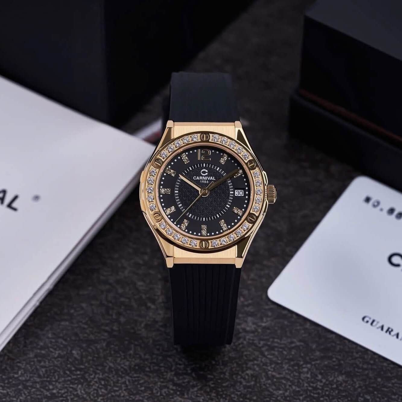 Đồng Hồ Nữ Carnival 8173L2 Dây Cao Su Đen Đính Đá Gold Size 34mm Quartz Japan Carnival 8173L2-VV-DCS-D