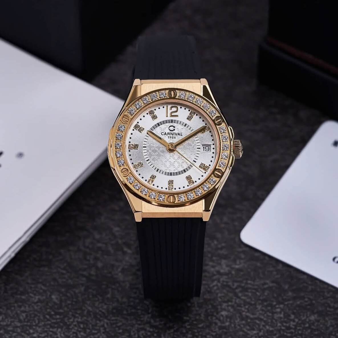 Đồng Hồ Nữ Carnival 8173L2 Dây Cao Su Đen Mặt Trắng Đính Đá Gold Size 34mm Quartz Japan Carnival 8173L2-VV-DCS-T