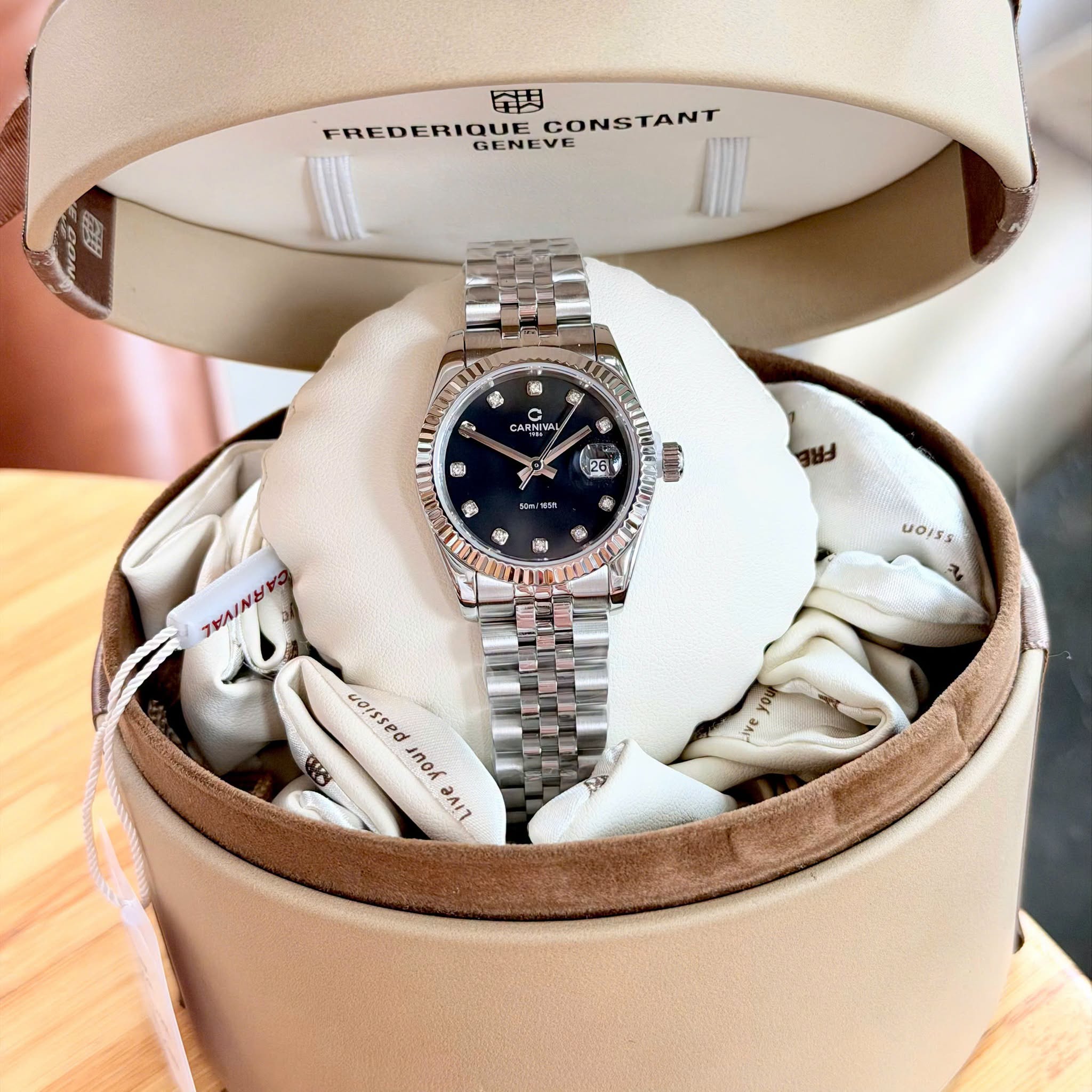Đồng Hồ Nữ Carnival 8250L-VT-D Dây Thép Silver Mặt Đen Size 30mm Quartz Japan