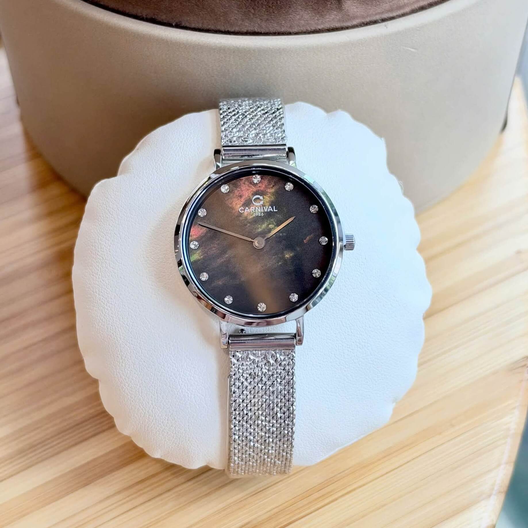 Đồng Hồ Nữ Carnival 8253L-VT-DK Dây Mesh Bạc Mặt Xà Cừ Đen Size 30mm Mỏng Nhỏ Xinh