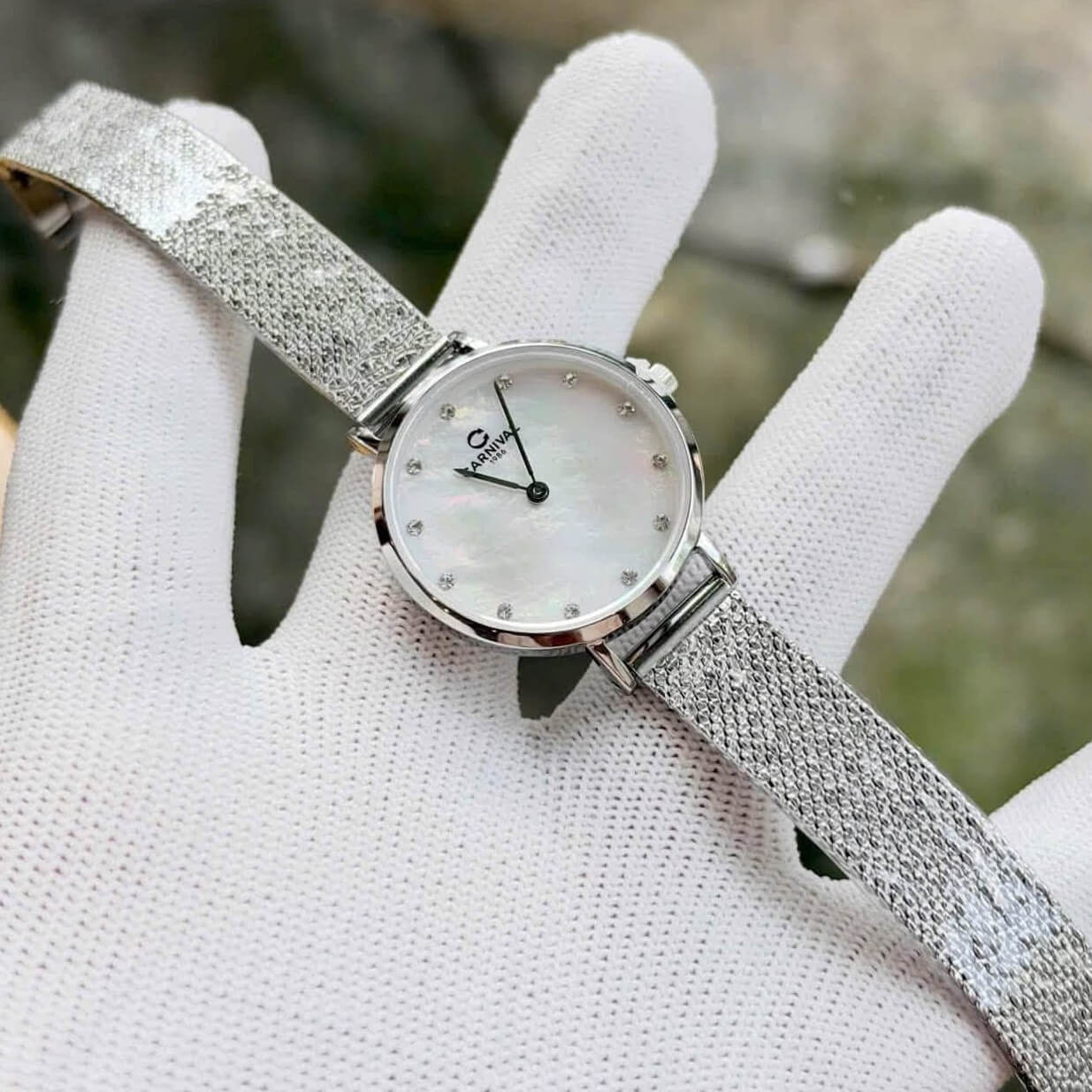 Đồng Hồ Nữ Carnival 8253L-VT-TK Dây Mesh Bạc Mặt Xà Cừ Trắng Size 30mm Mỏng Nhỏ Xinh