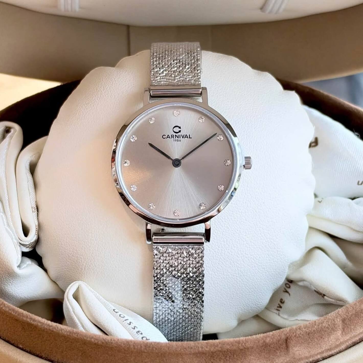 Đồng Hồ Nữ Carnival 8253L-VT-TX Dây Mesh Bạc Mặt Xám Grey Size 30mm Mỏng Nhỏ Xinh