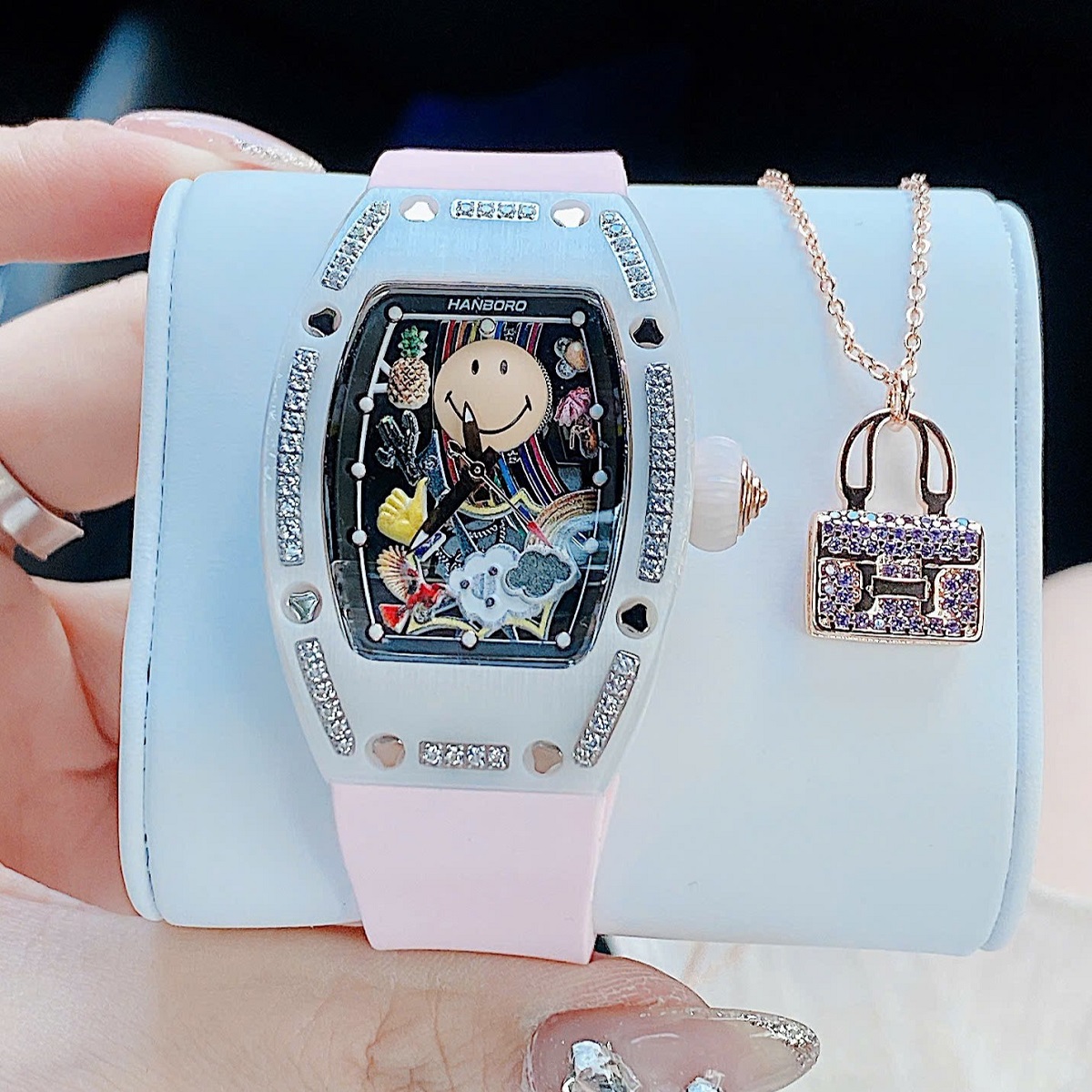 Đồng Hồ Nữ Hanboro Mặt Cười Vỏ Ovan Đá Ceramic Trắng Viền Đá Dây Cao Su Hồng Size 36mm