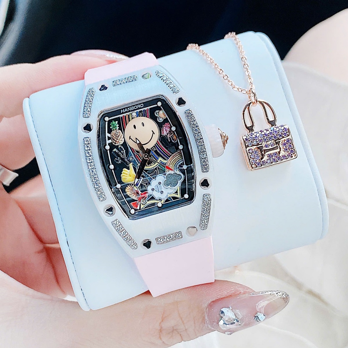 Đồng Hồ Nữ Hanboro Mặt Cười Vỏ Ovan Đá Ceramic Trắng Viền Đá Dây Cao Su Hồng Size 36mm