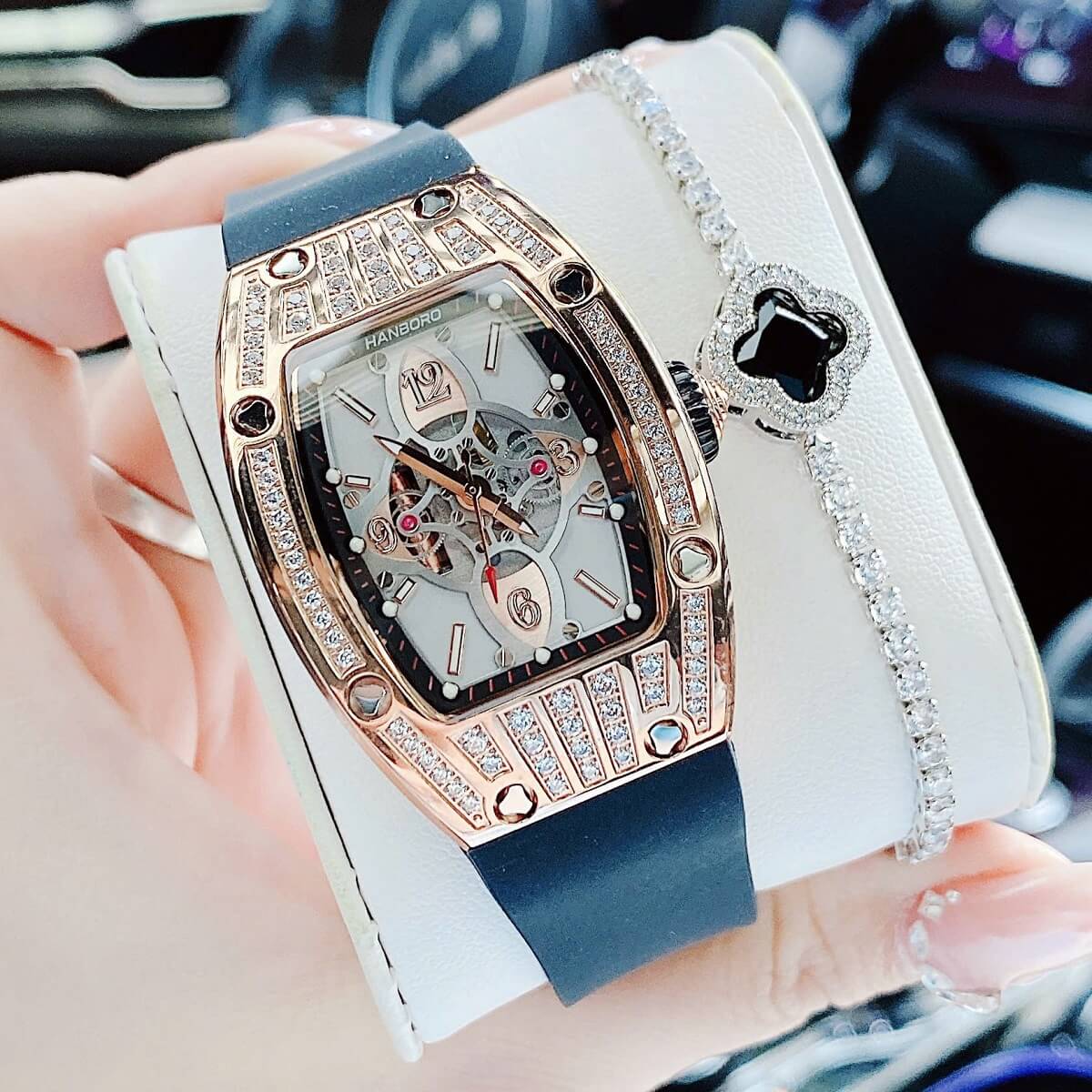 Đồng Hồ Nữ Hanboro Mặt Ovan Kim Loại Vàng Hồng Đính Đá Dây Cao Su Đen Size 36mm