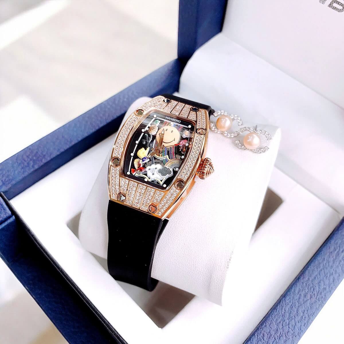 Đồng Hồ Nữ Hanboro Mặt Cười Vỏ Ovan Kim Loại Vàng Hồng Đính Đá Dây Cao Su Đen Size 36mm