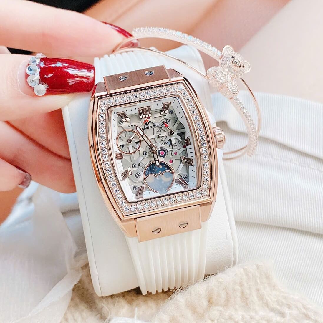 Đồng Hồ Nữ Hanboro Mặt Ovan Đính Đá Dây Cao Su Trắng Vỏ Kim Loại Vàng Hồng Size 36mm