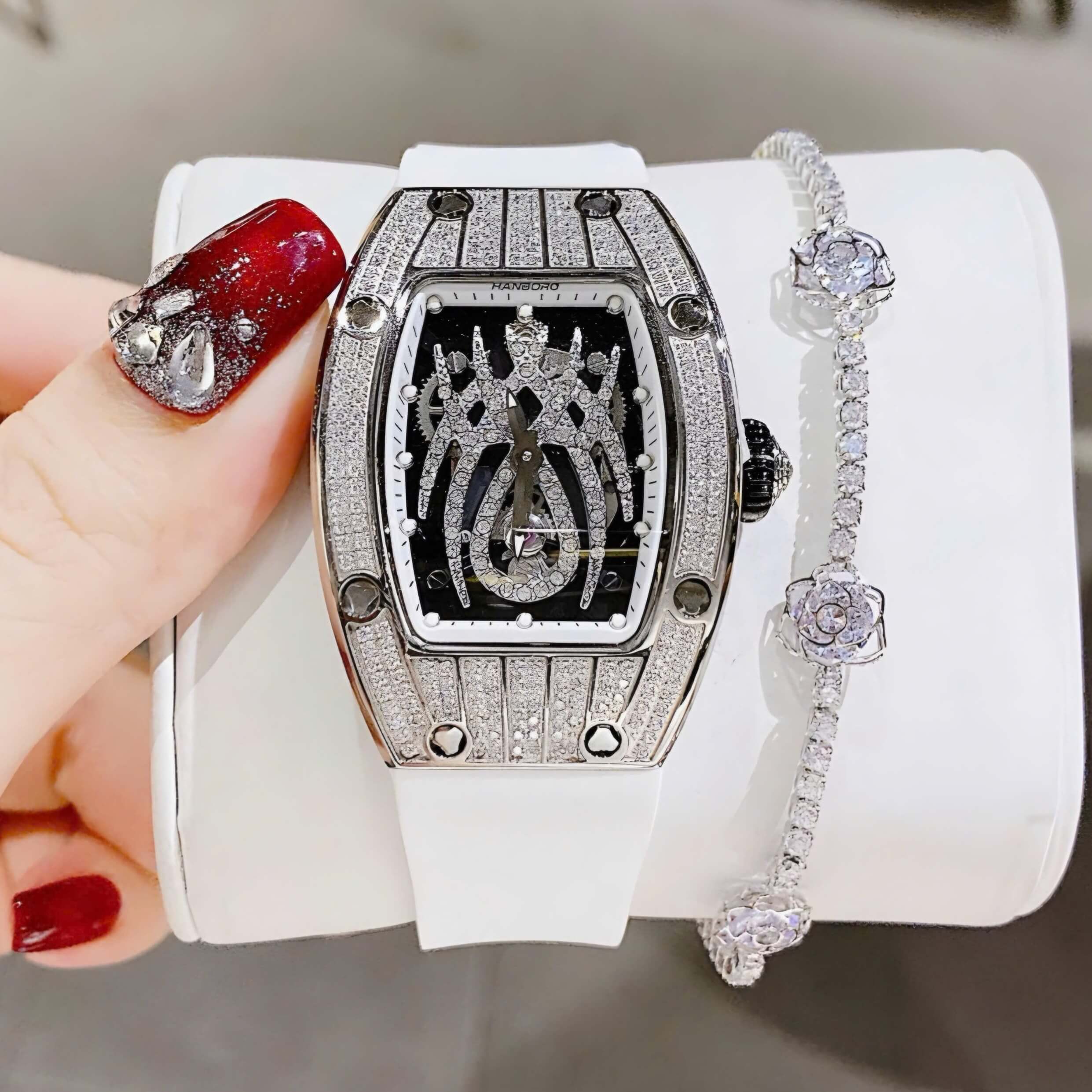 Đồng Hồ Nữ Hanboro Nhện Đính Đá Dây Cao Su Trắng Vỏ Silver Size 31x44mm Quartz Tặng Kèm Lắc Tay