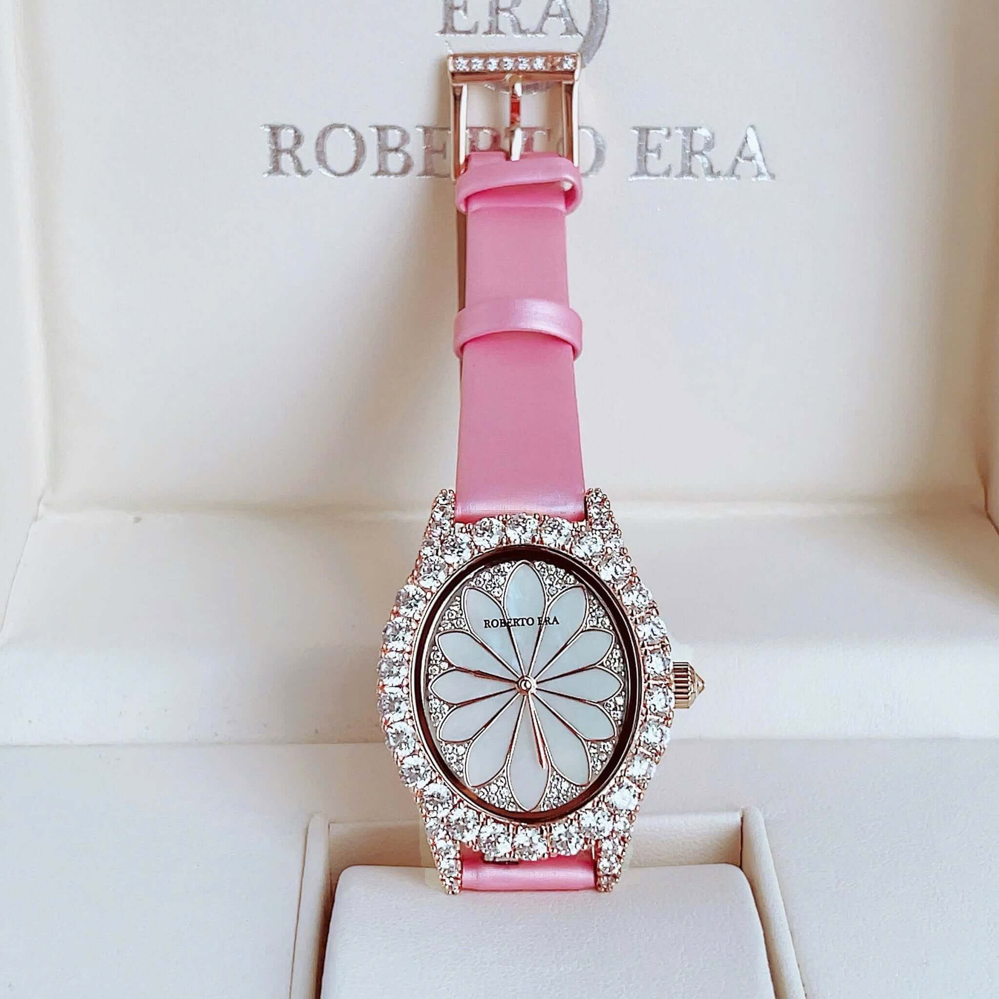 Đồng Hồ Nữ Roberto Era Dây Da Lụa Hồng Mặt Oval Họa Tiết 12 Cánh Hoa Vỏ Rose Size 33mm RE2208