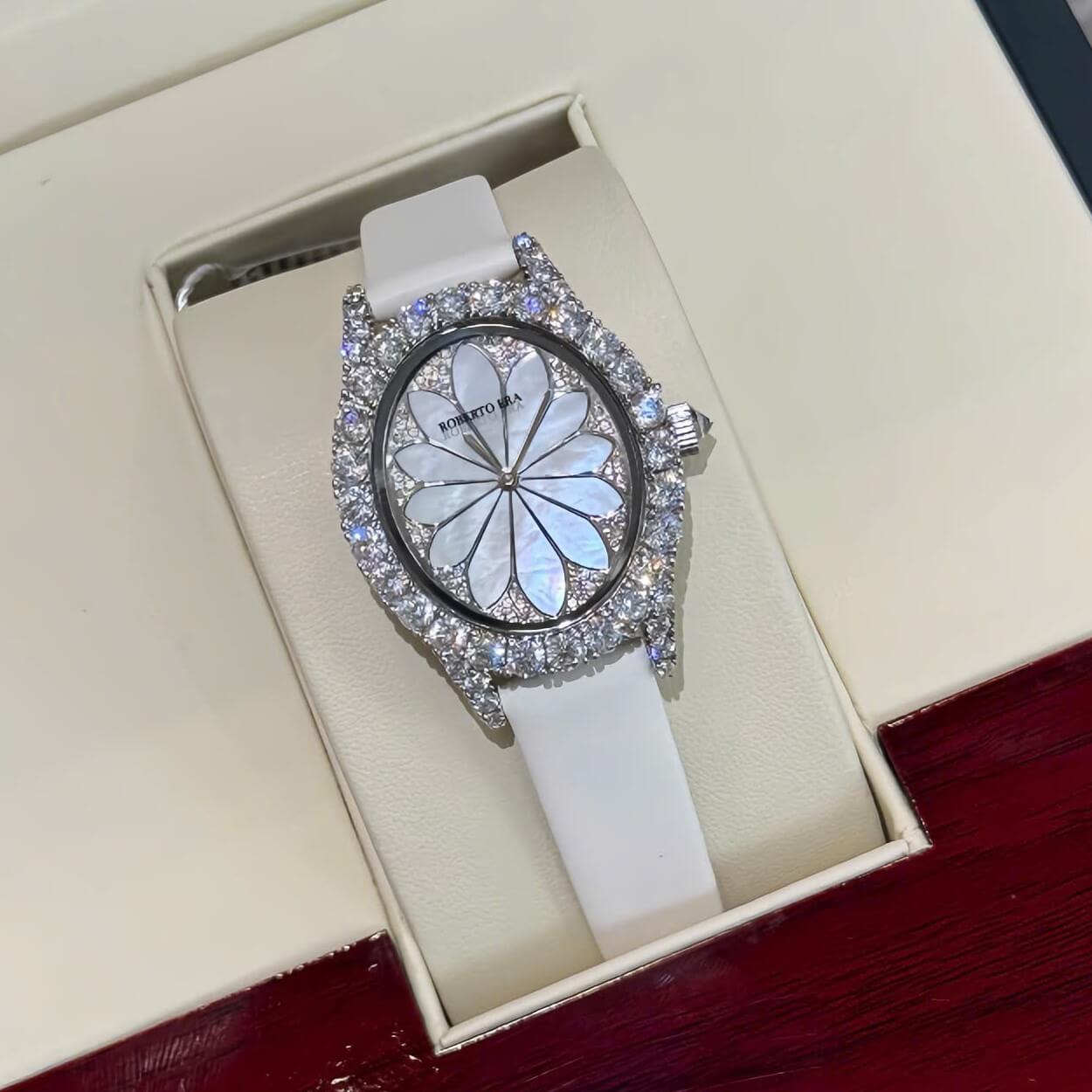 Đồng Hồ Nữ Roberto Era Dây Da Lụa Trắng Mặt Oval Họa Tiết 12 Cánh Hoa Size 33mm Viền Đá Silver RE2201