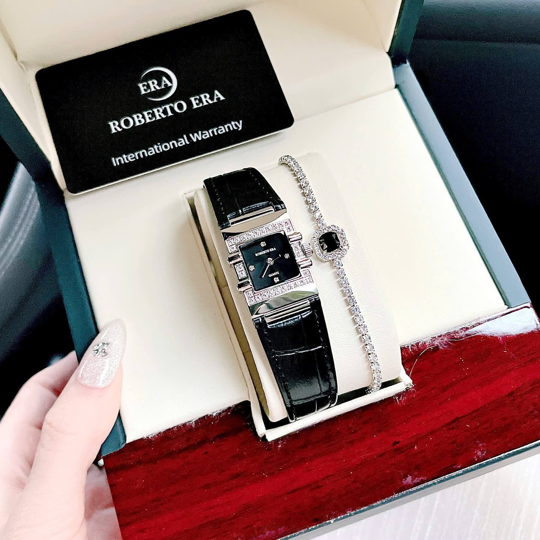 Đồng Hồ Nữ Roberto Era RE1615 Dây Da Đen Mặt Đen Size 20x30mm Tặng Kèm Lắc Tay