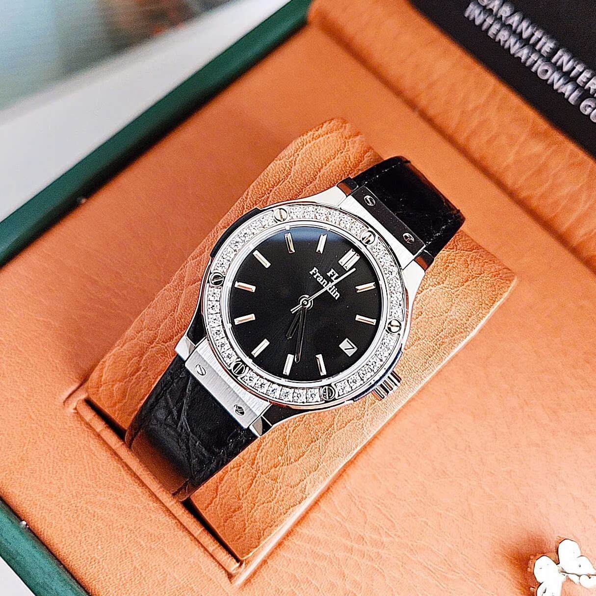 Set Đồng Hồ Nữ Franklin Dây Da Đen Viền Đá Size 31mm Vỏ Silver Chính Hãng Tặng Kèm Phụ Kiện FL24812 Quartz