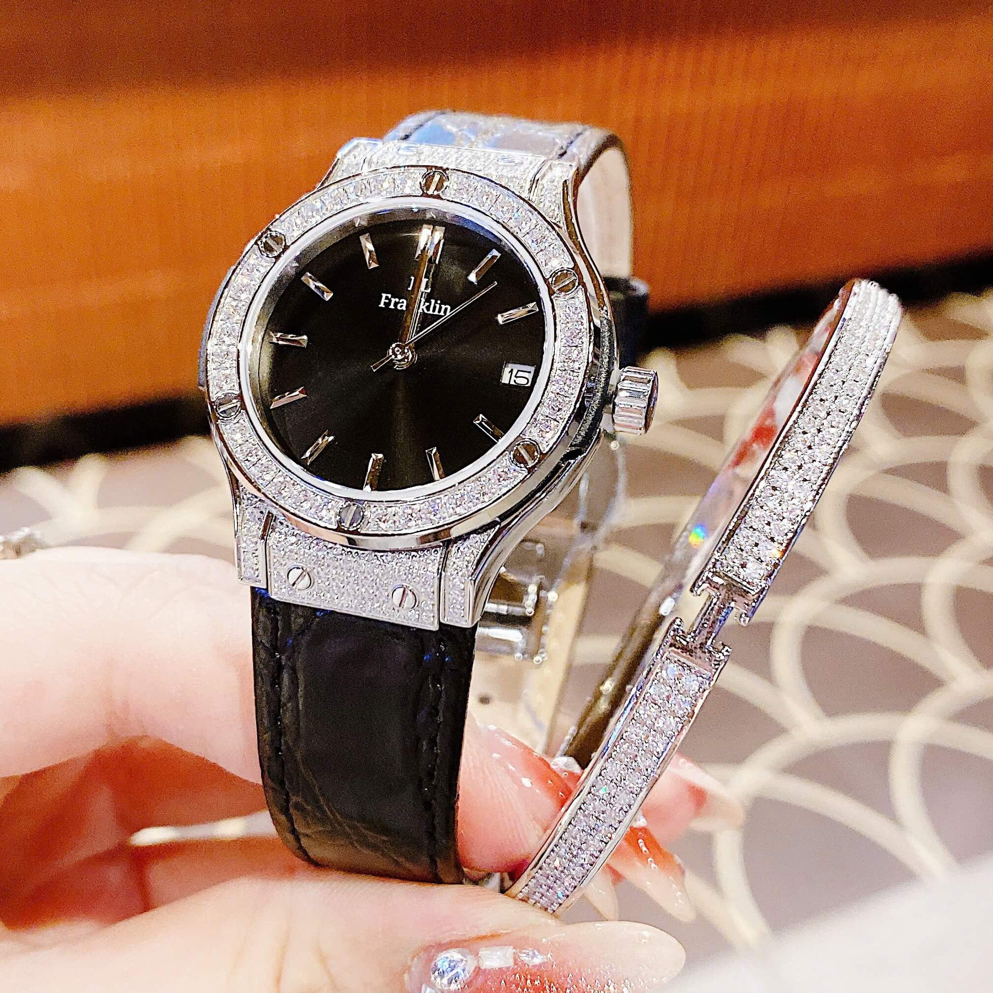 Set Đồng Hồ Nữ Franklin FL5223 Dây Da Đen Viền Đá Silver Size 31mm Tặng Kèm Vòng Tay