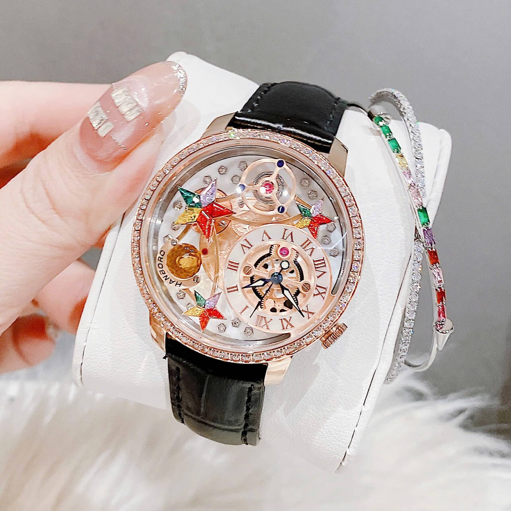 Set Đồng Hồ Nữ Hanboro Chính Hãng Dây Da Đen Họa Tiết Nổi Bật Vỏ Rose Size 39mm Quartz